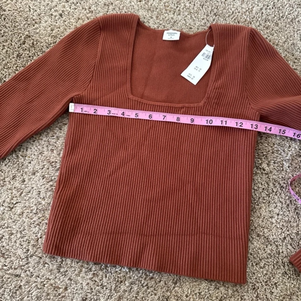 NWT Abercrombie & Fitch Long-Sleeve Ottoman Squareneck Top in Rust
Size Medium - Picture 10 of 12